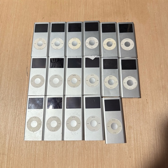 Lot Of 17 Apple iPod Model:A1199-2/4GB Broken“For Parts/Repair”Read Info Below!!